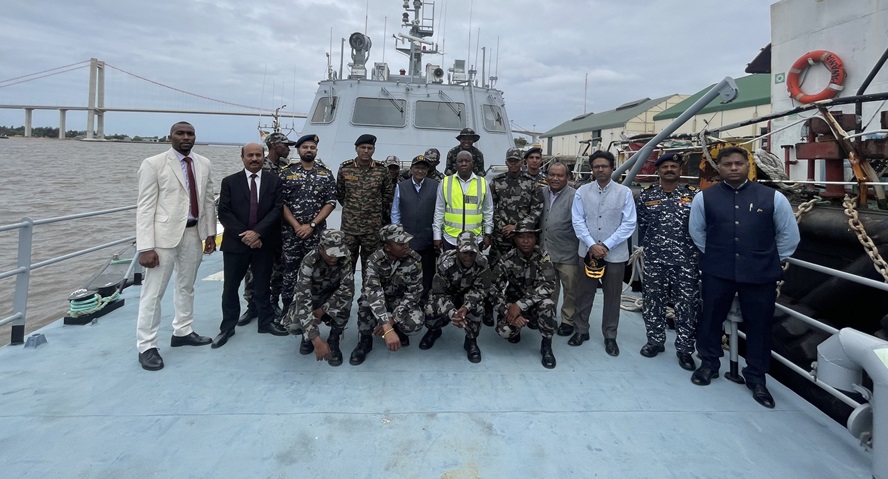 Shri Dammu Ravi, Secretary (Economic Relations) interacted with the crew of Fast Interceptor Boat Umbelozi at Maputo port (15 January 2025). Government of India had gifted FIB Umbelozi to Mozambique Navy.